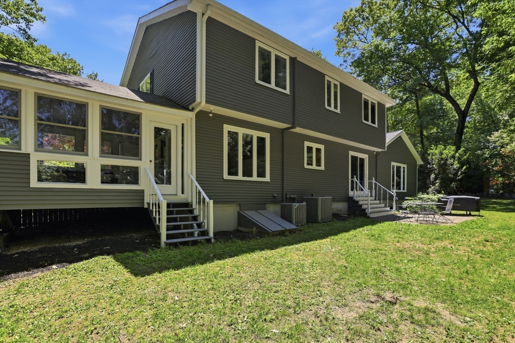 25 Revolutionary Rd