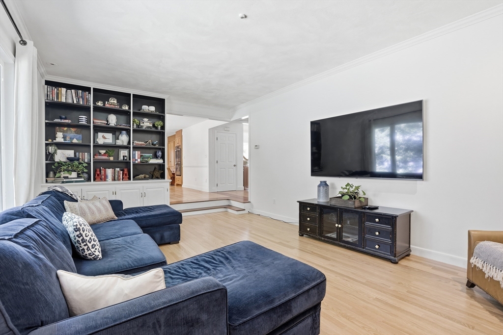 25 Revolutionary Rd