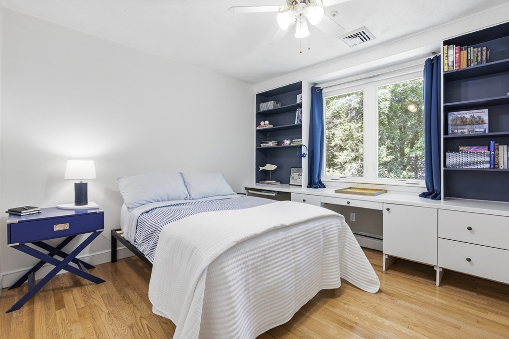 25 Revolutionary Rd