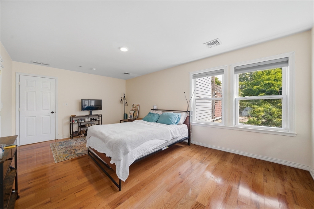 27 Ellington St # 2