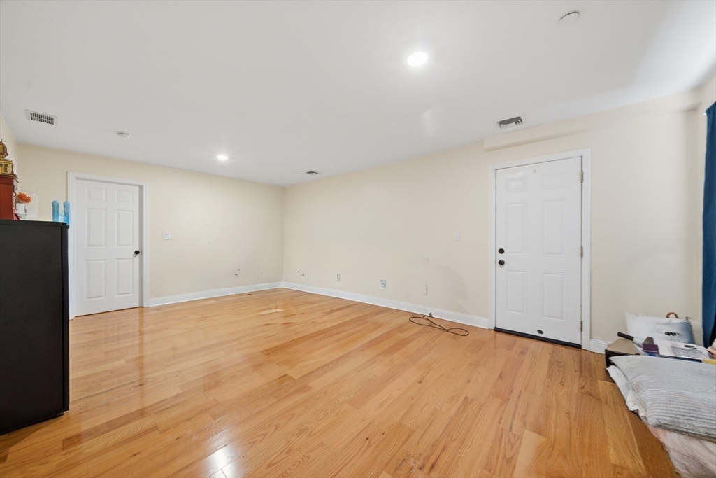 27 Ellington St # 2