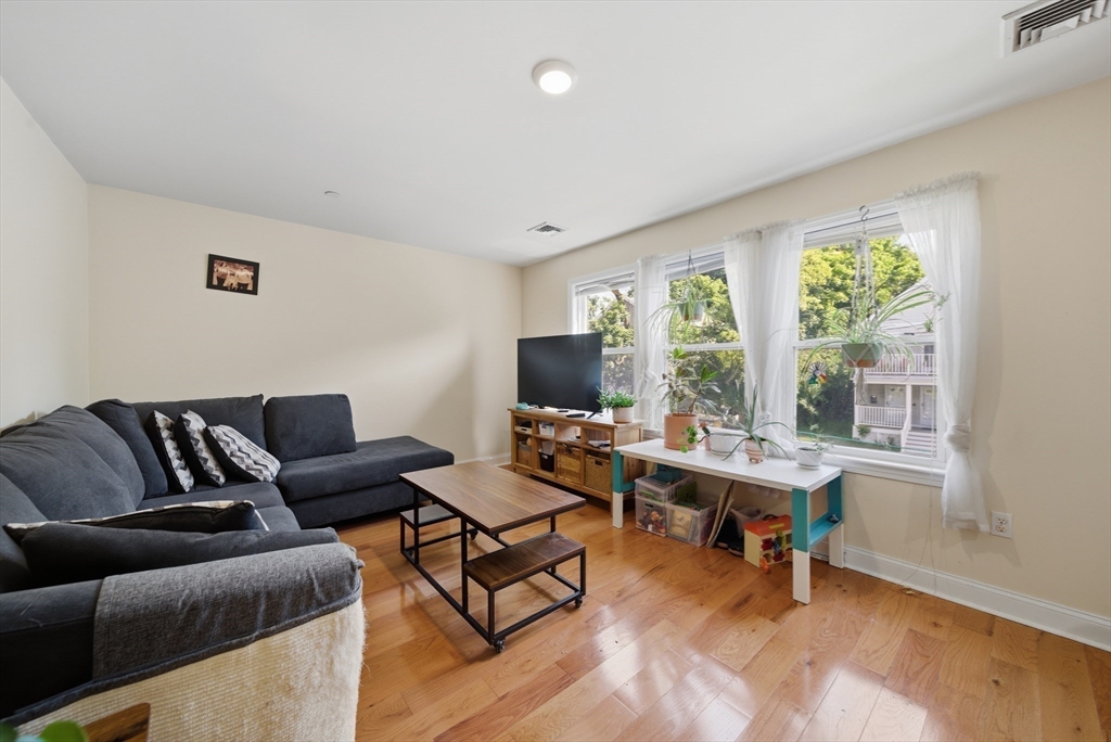 27 Ellington St # 2