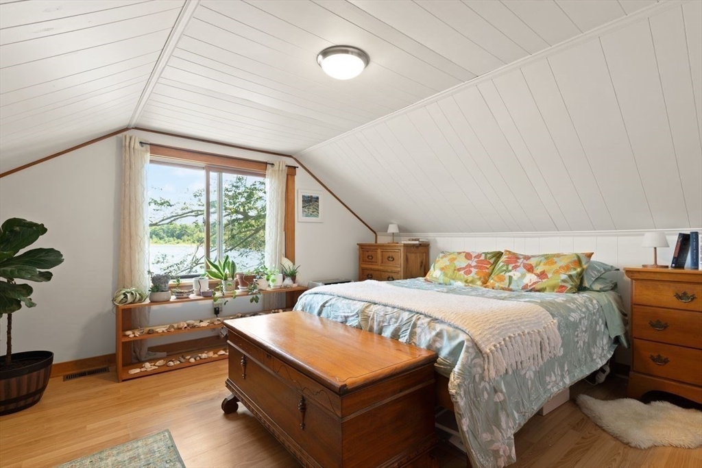 44 Lakeshore Dr