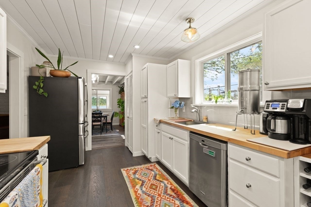 44 Lakeshore Dr