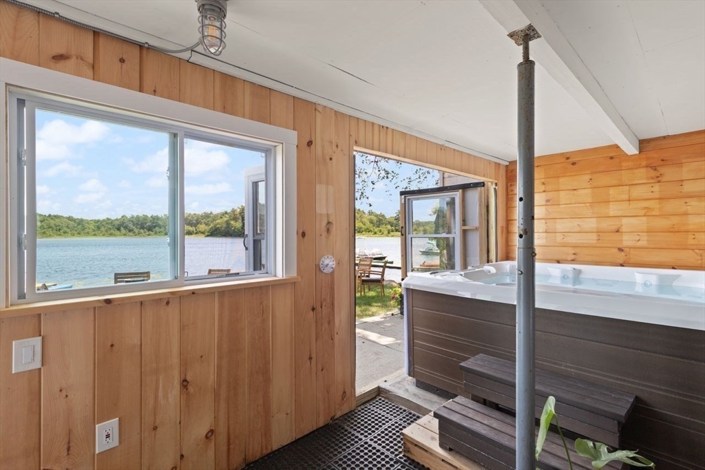 44 Lakeshore Dr