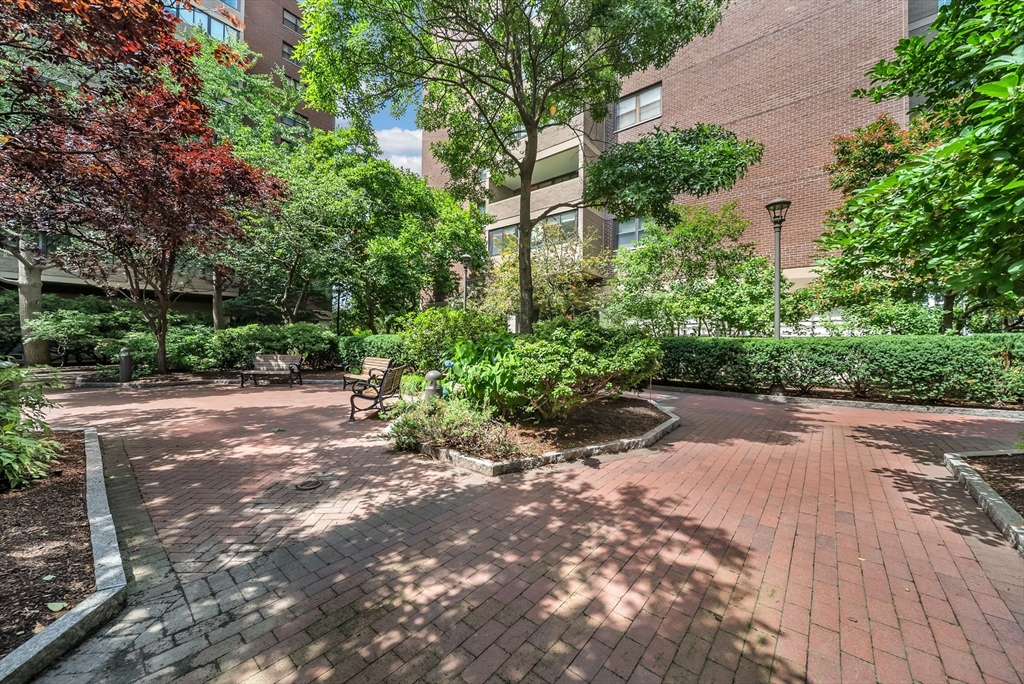 9 Hawthorne Pl # 7H