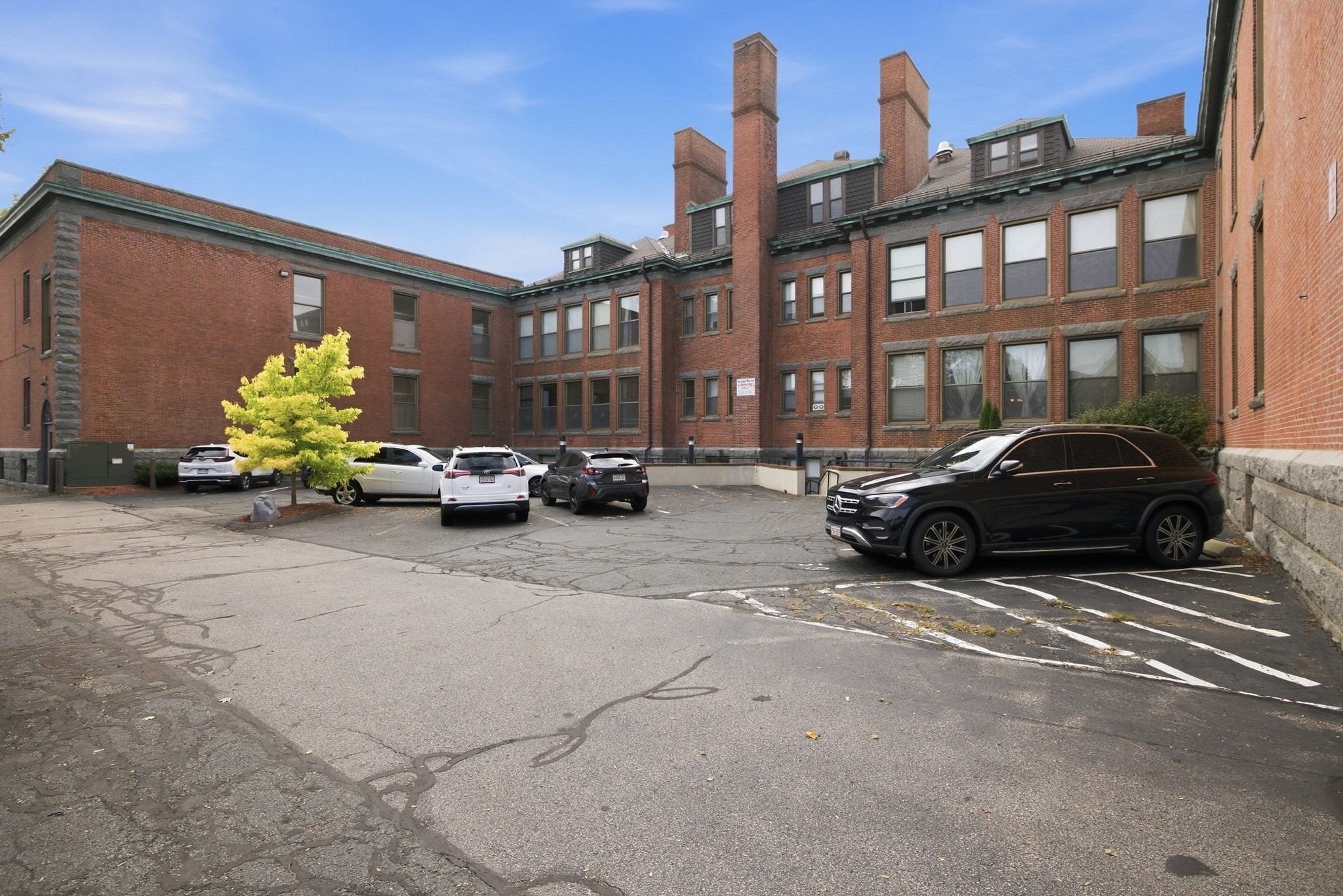 94 Newbury Ave # 402