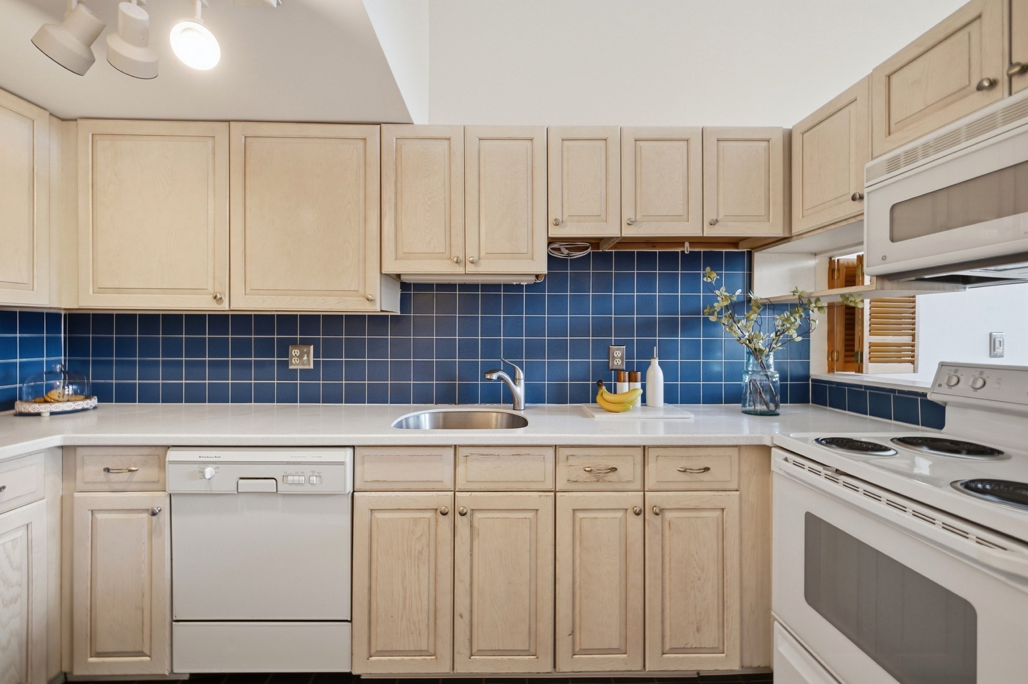 94 Newbury Ave # 402