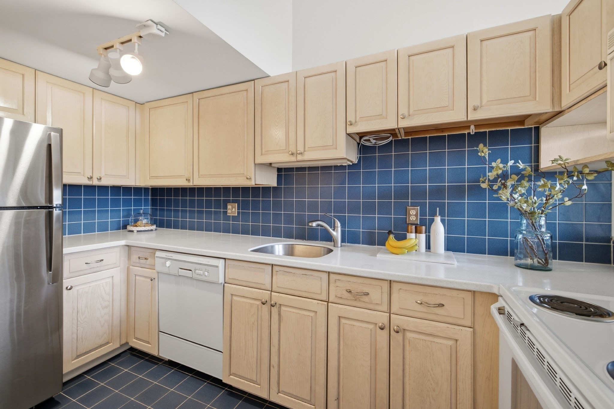 94 Newbury Ave # 402