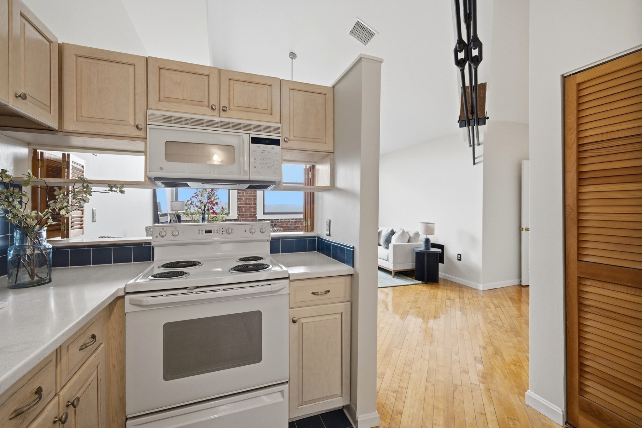 94 Newbury Ave # 402
