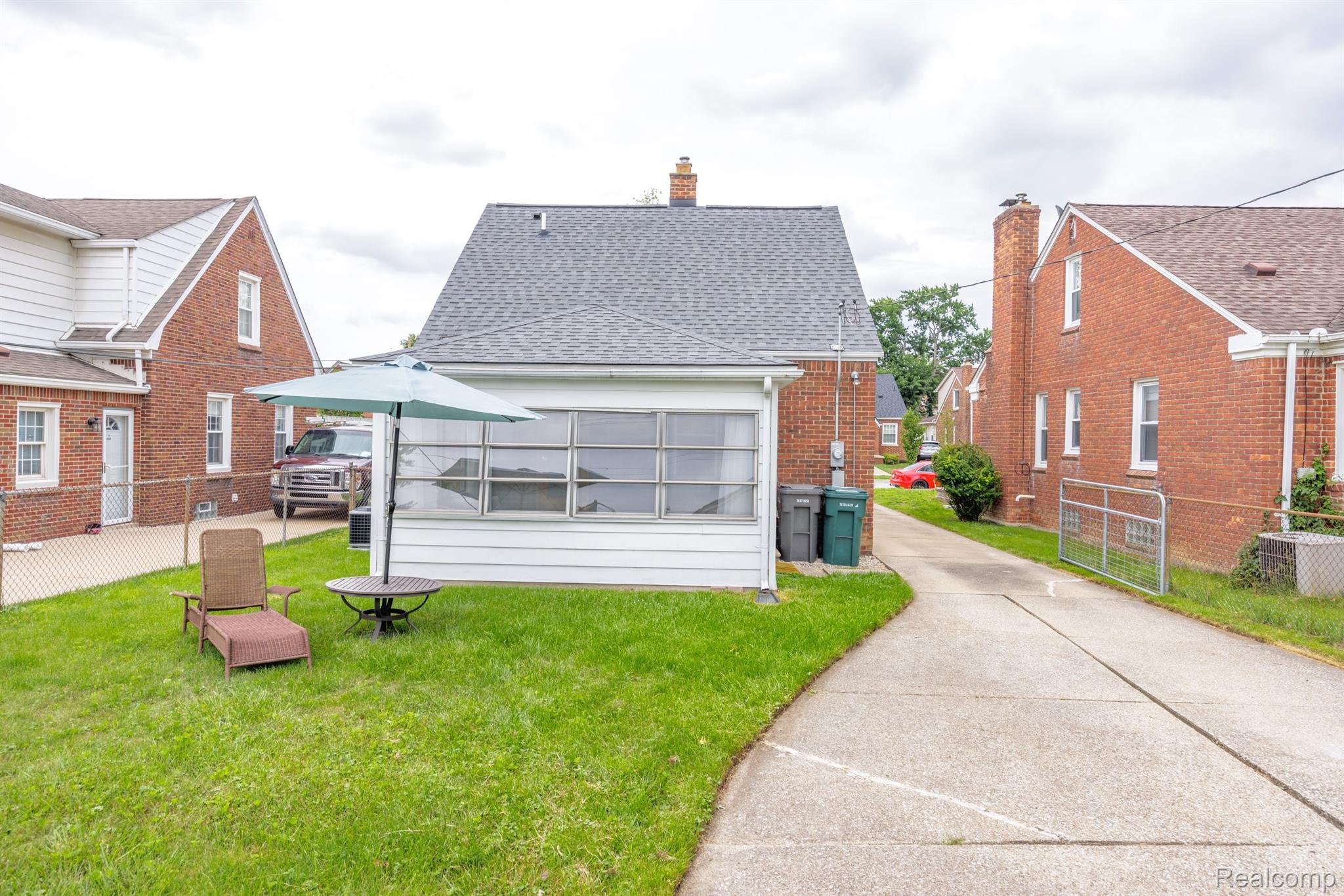 909 N ROSEVERE Avenue