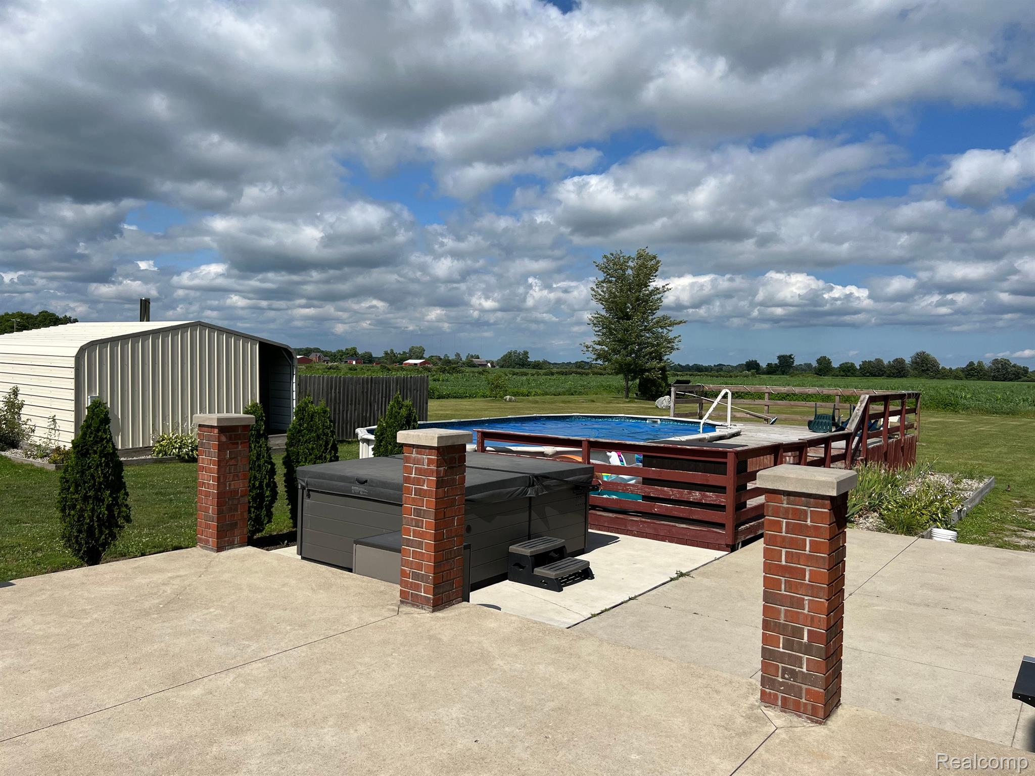 1325 E NEWBURG Road