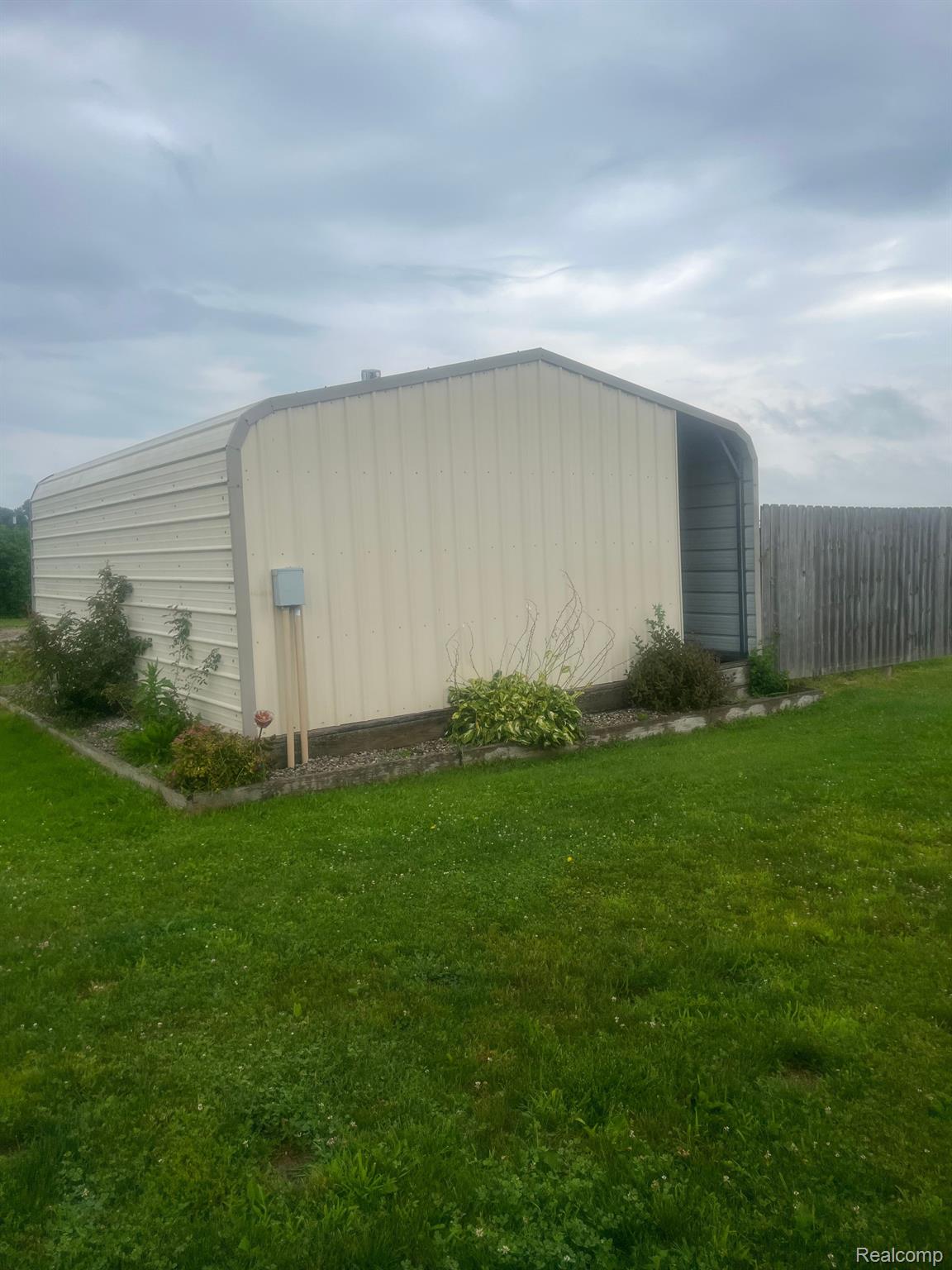 1325 E NEWBURG Road