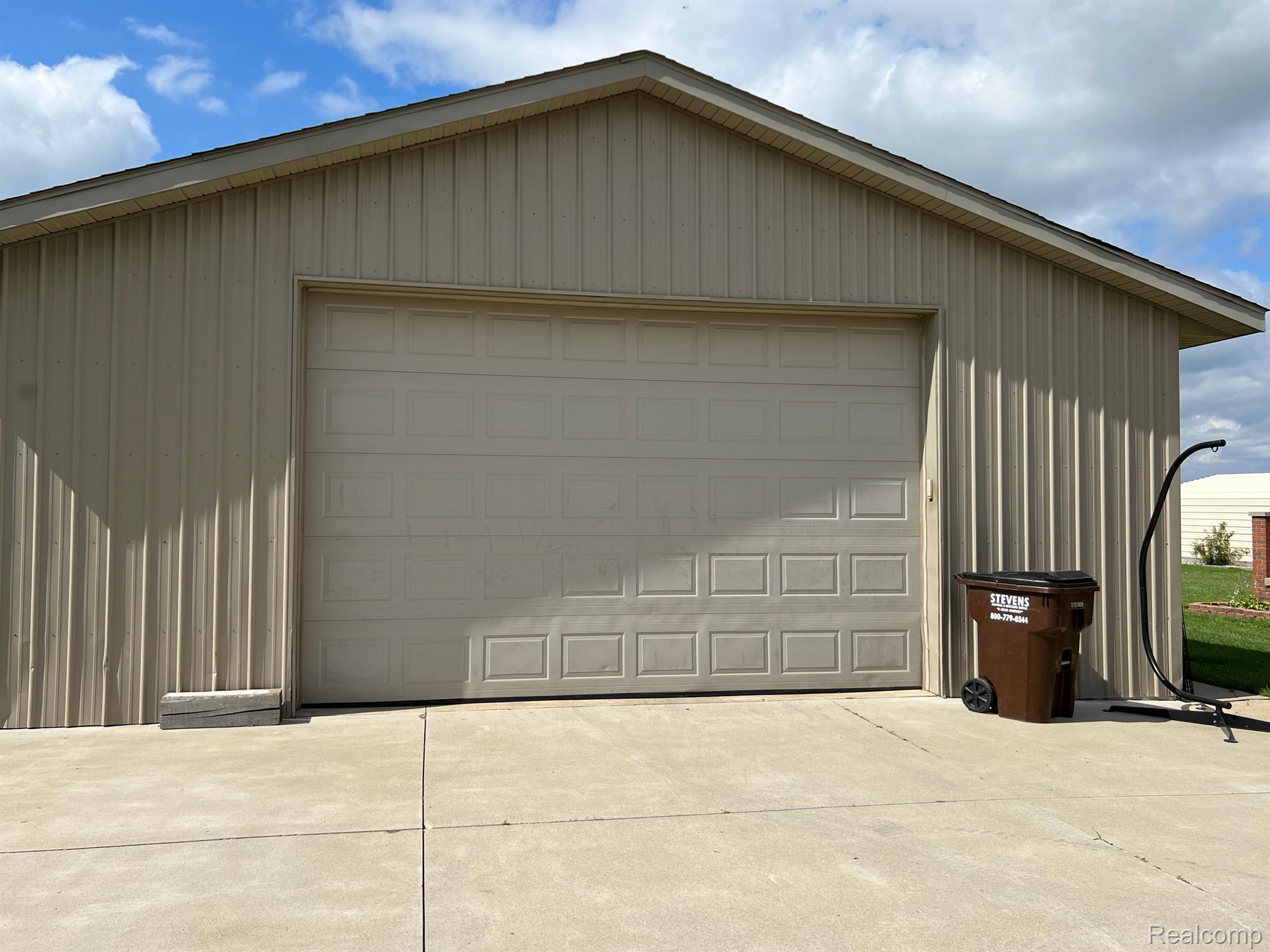 1325 E NEWBURG Road