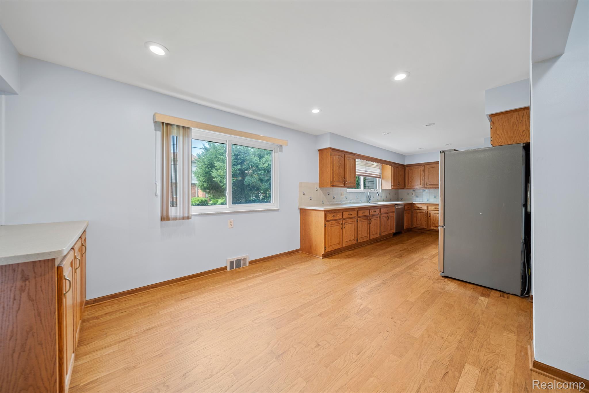 855 AVON Court