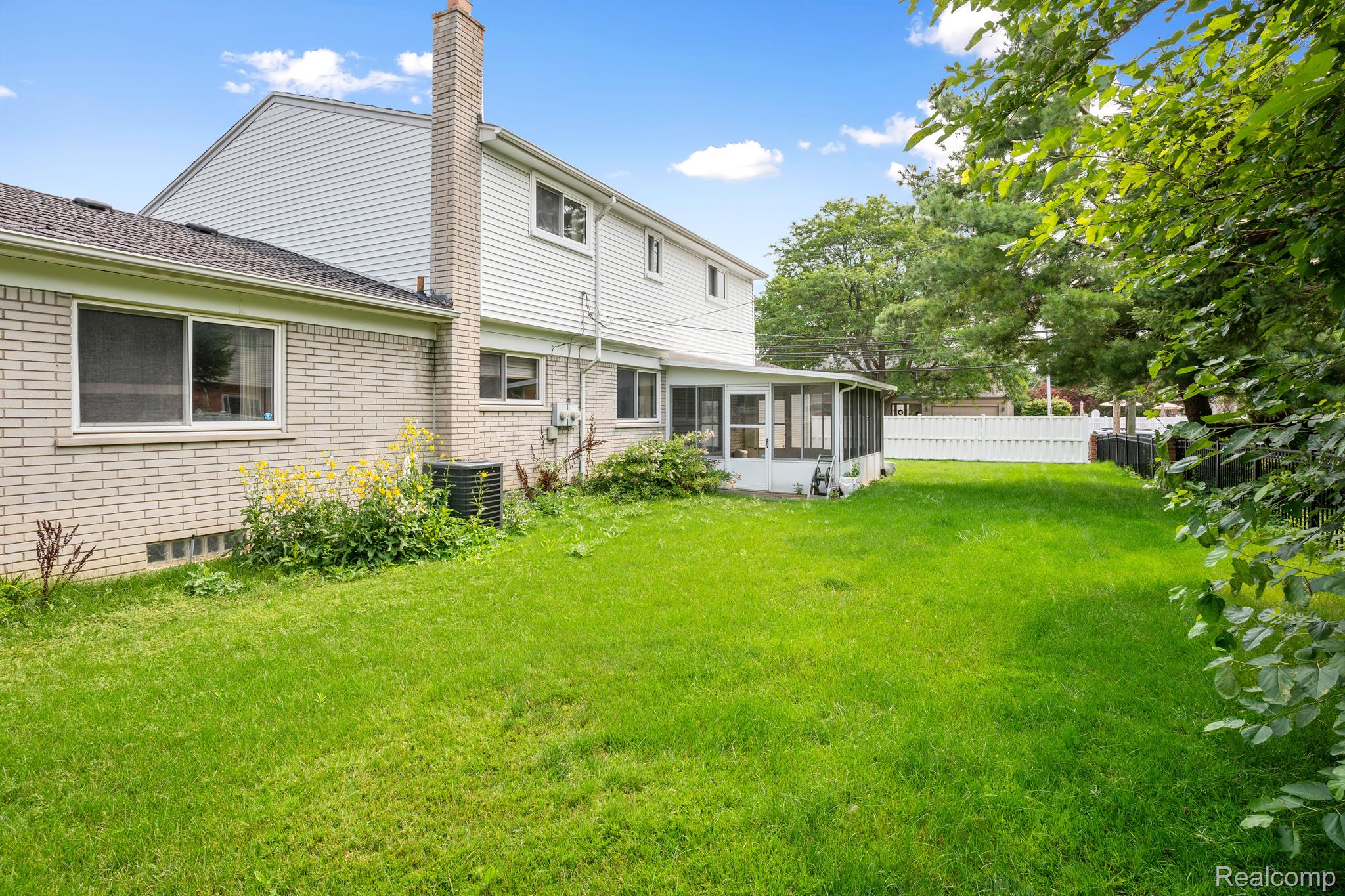 855 AVON Court