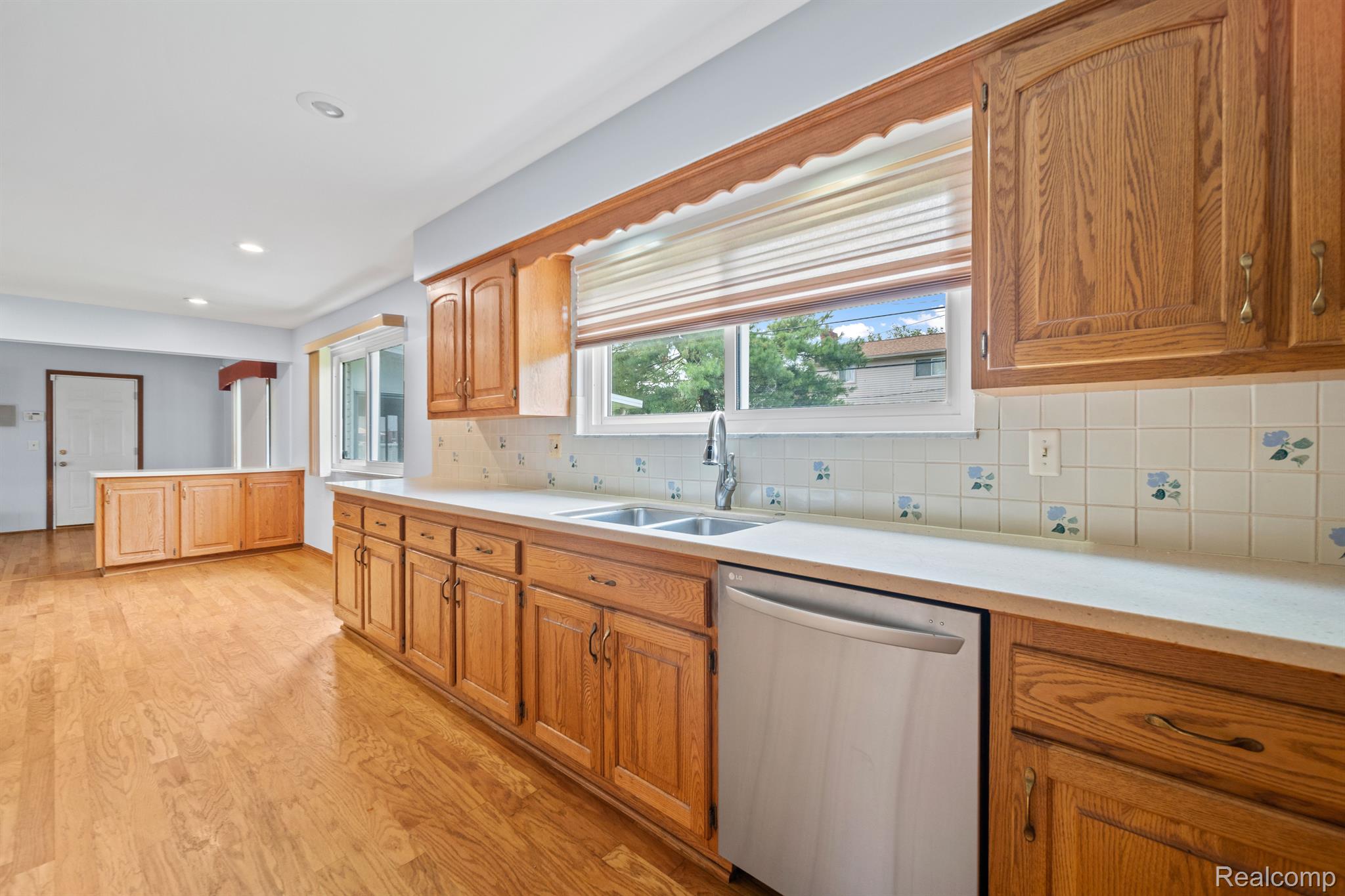 855 AVON Court