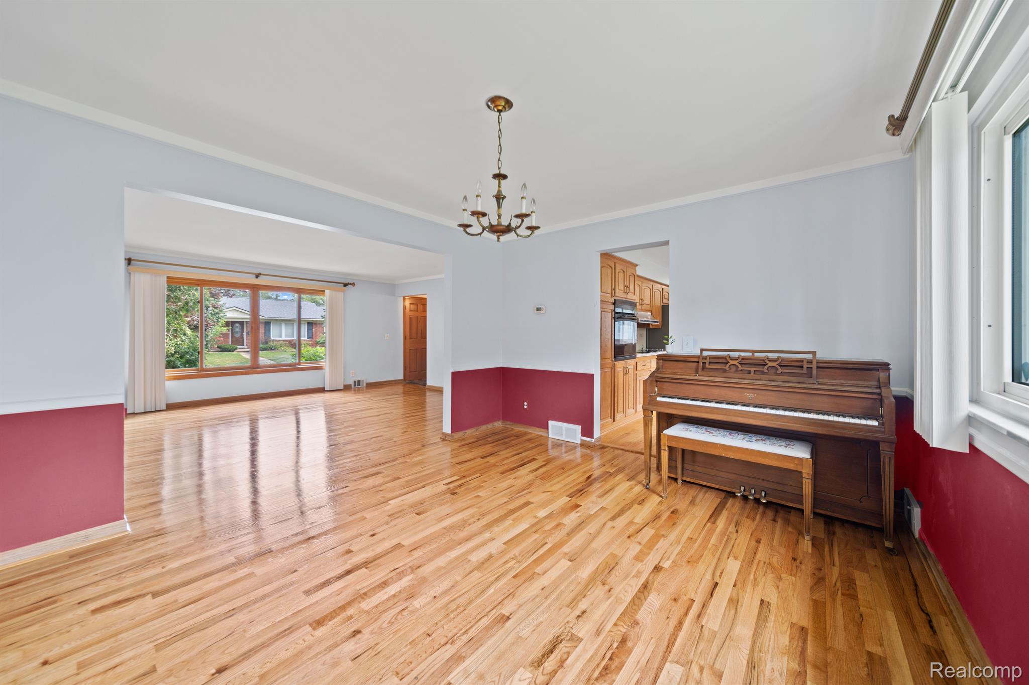 855 AVON Court
