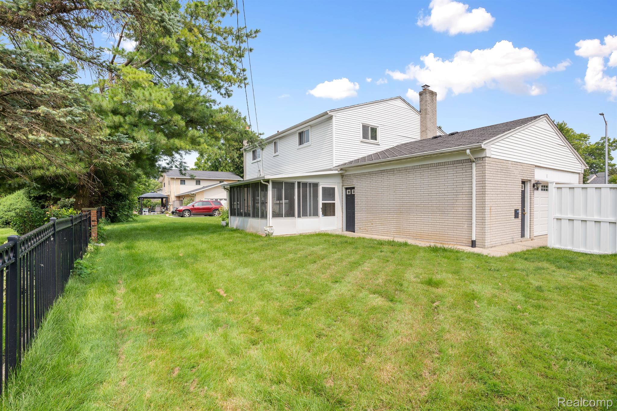855 AVON Court