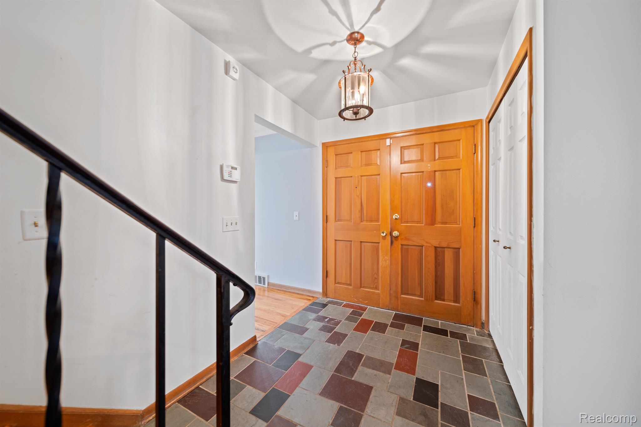 855 AVON Court