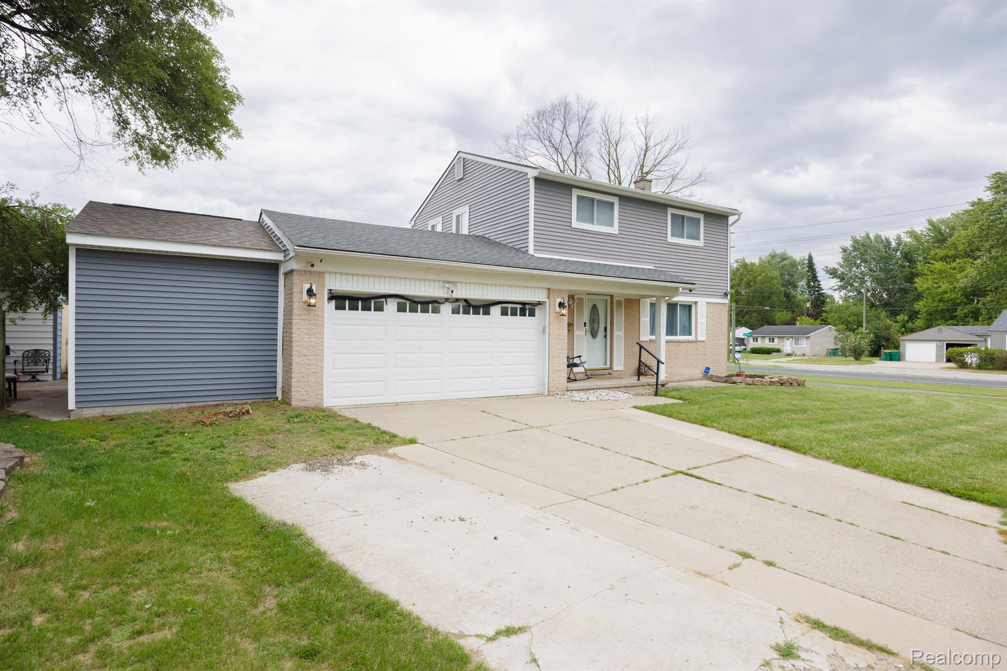 1123 CLARK Drive