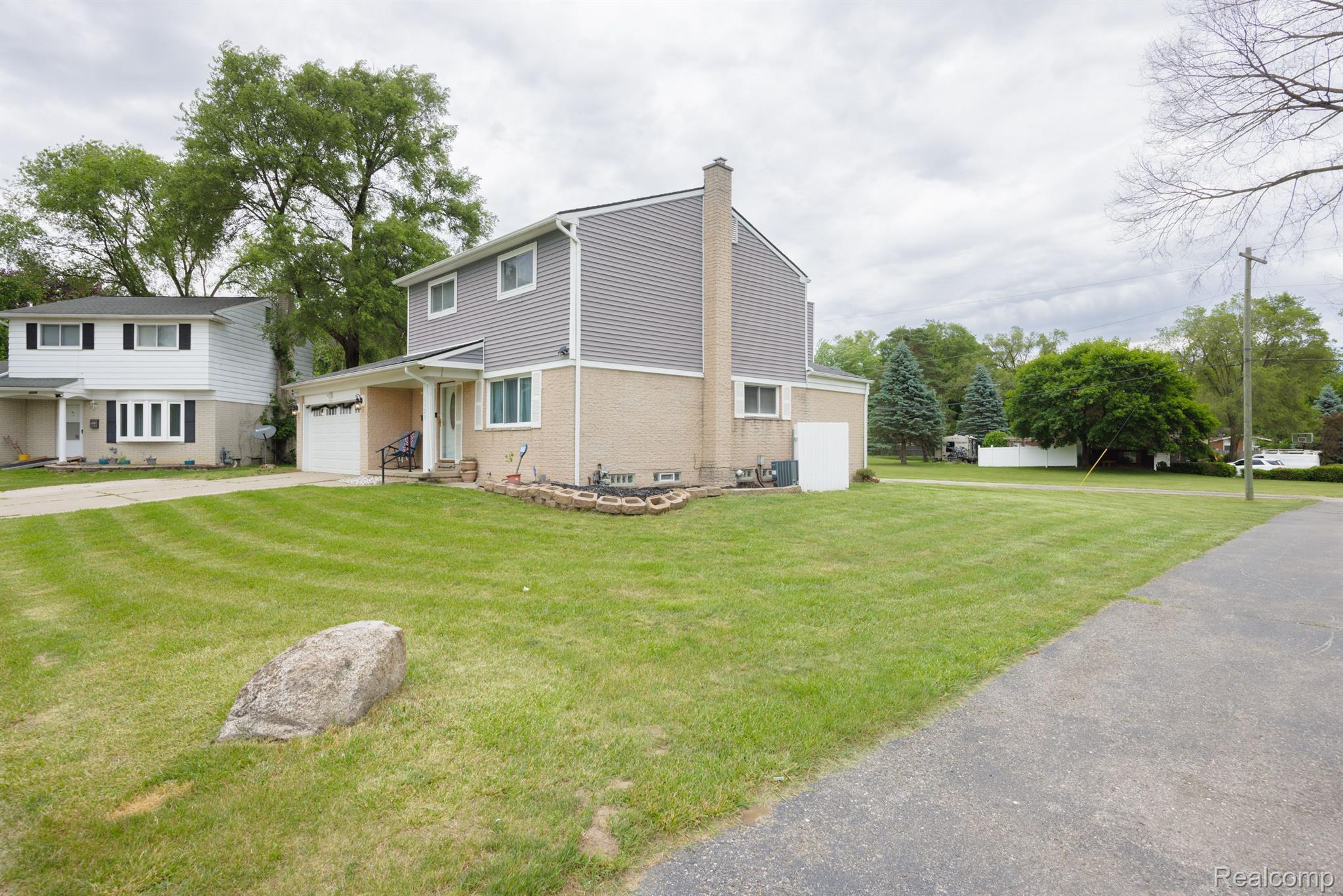 1123 CLARK Drive