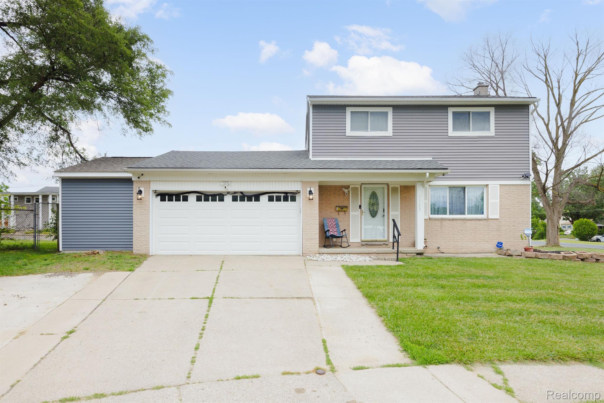 1123 CLARK Drive