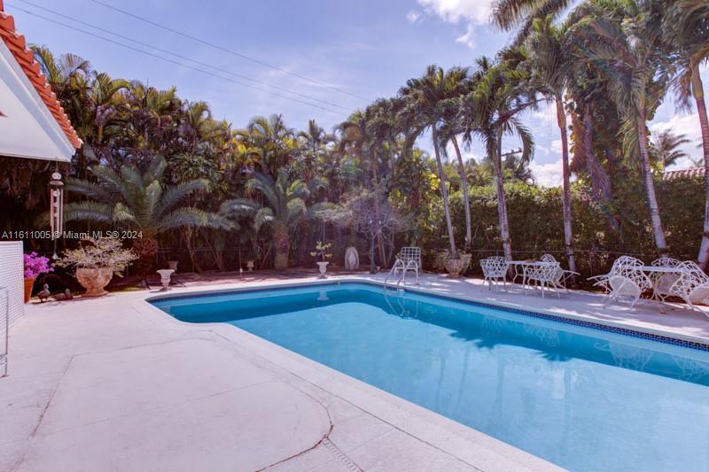 1320 S Alhambra Cir
