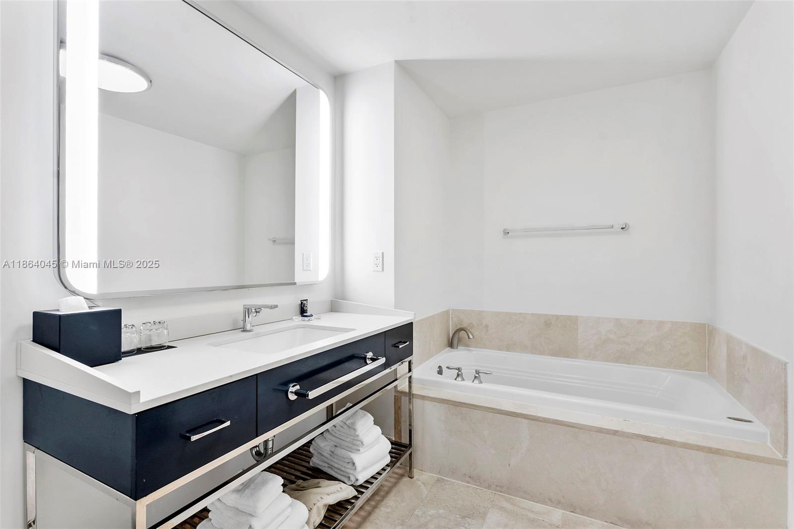 4401 Collins Ave # 2907