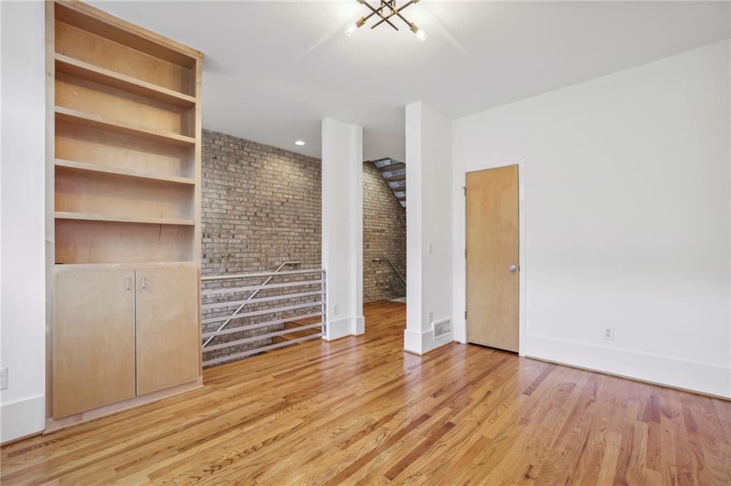 1303 Peachtree View NE