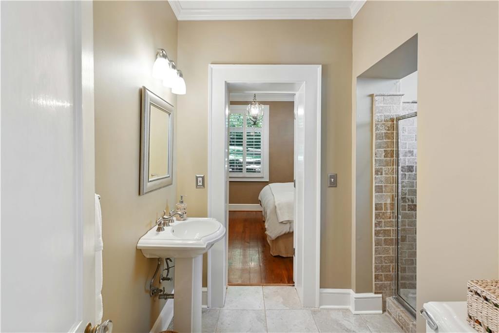 405 Brentwood Drive NE