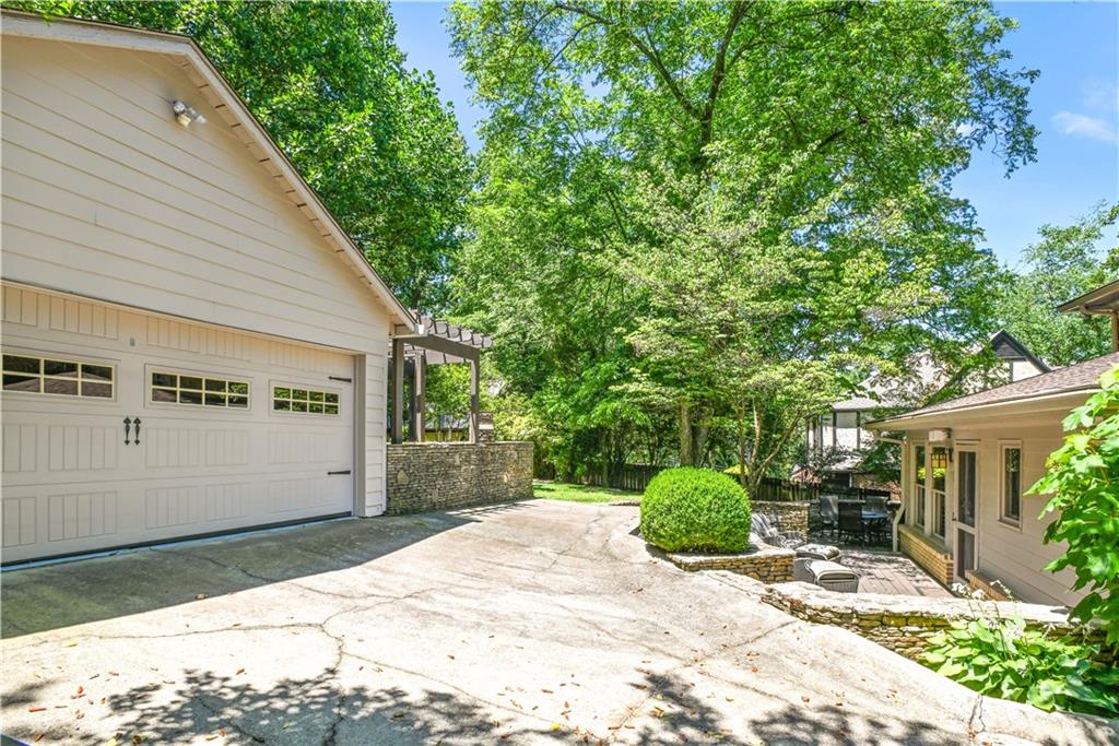 405 Brentwood Drive NE