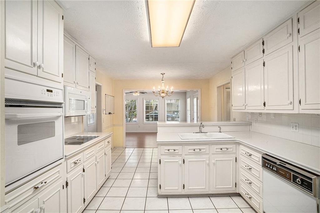 654 Clubhouse Drive SE