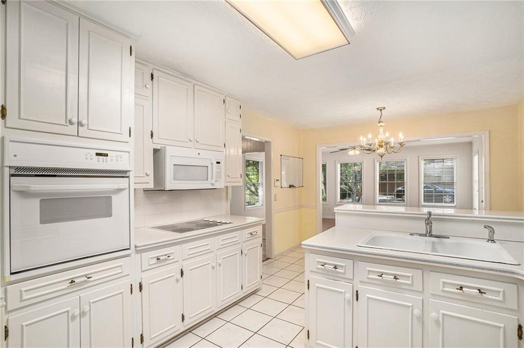 654 Clubhouse Drive SE