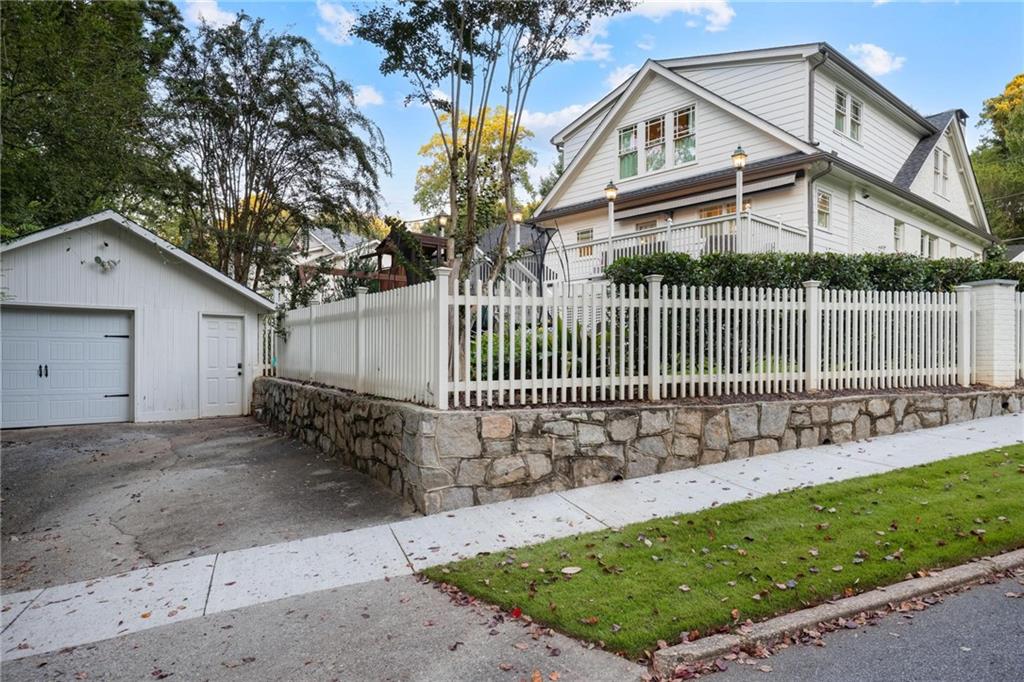 731 Gladstone Road NW