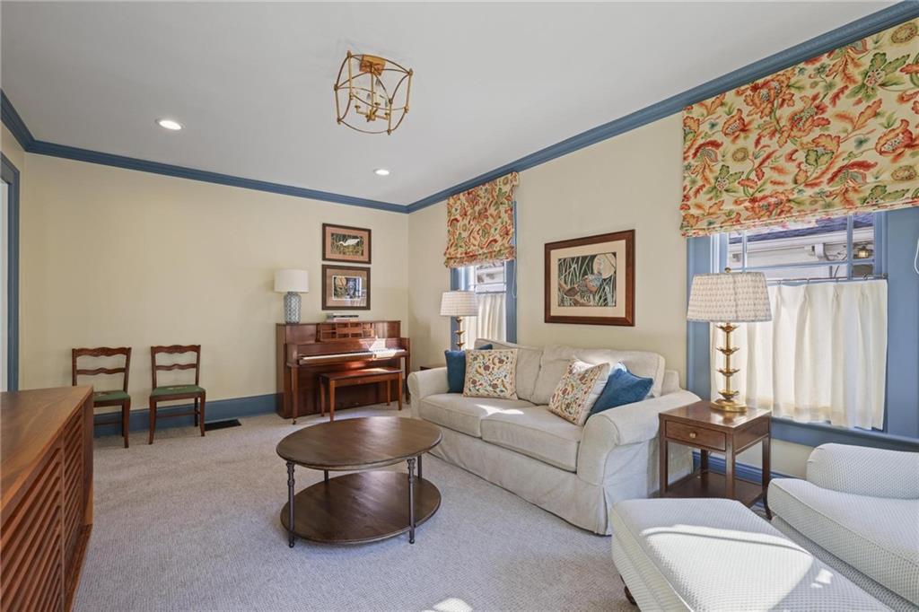 731 Gladstone Road NW