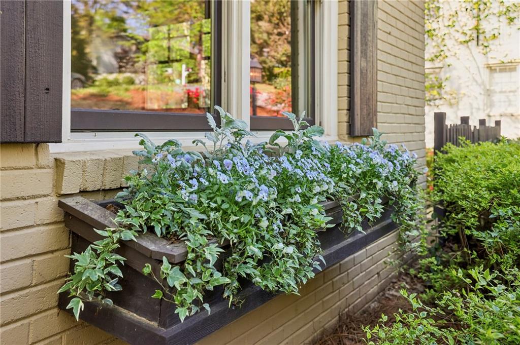 279 Lakeview Avenue NE