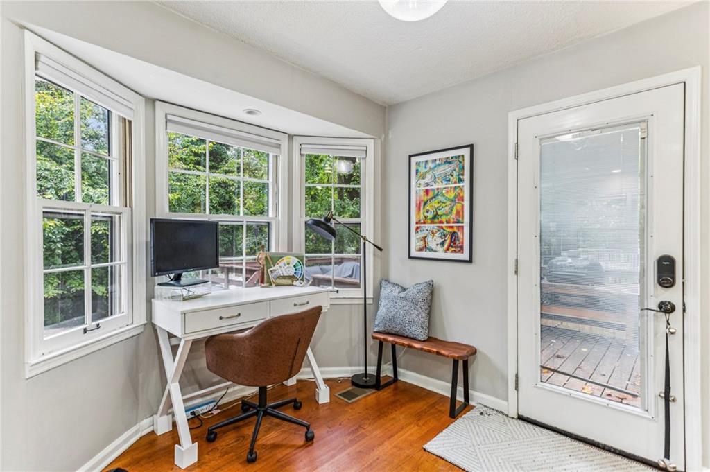 2592 Woodacres Road NE