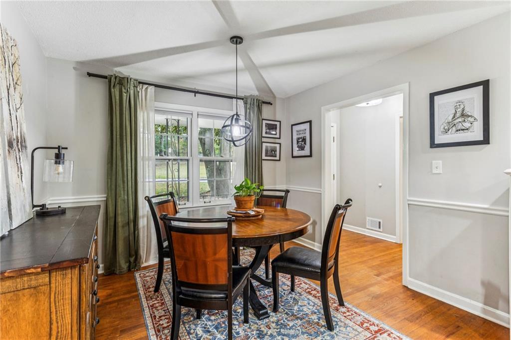 2592 Woodacres Road NE