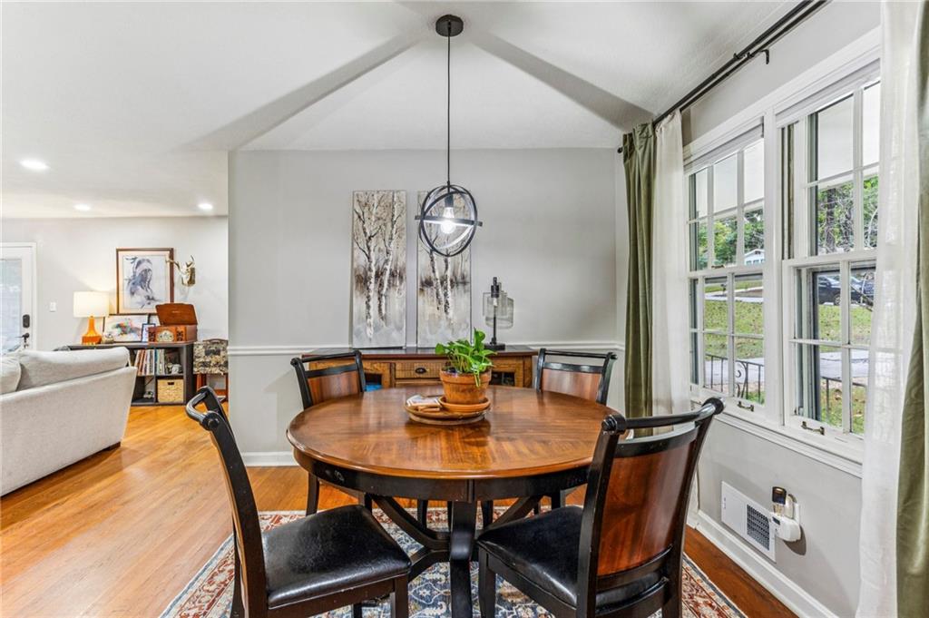 2592 Woodacres Road NE