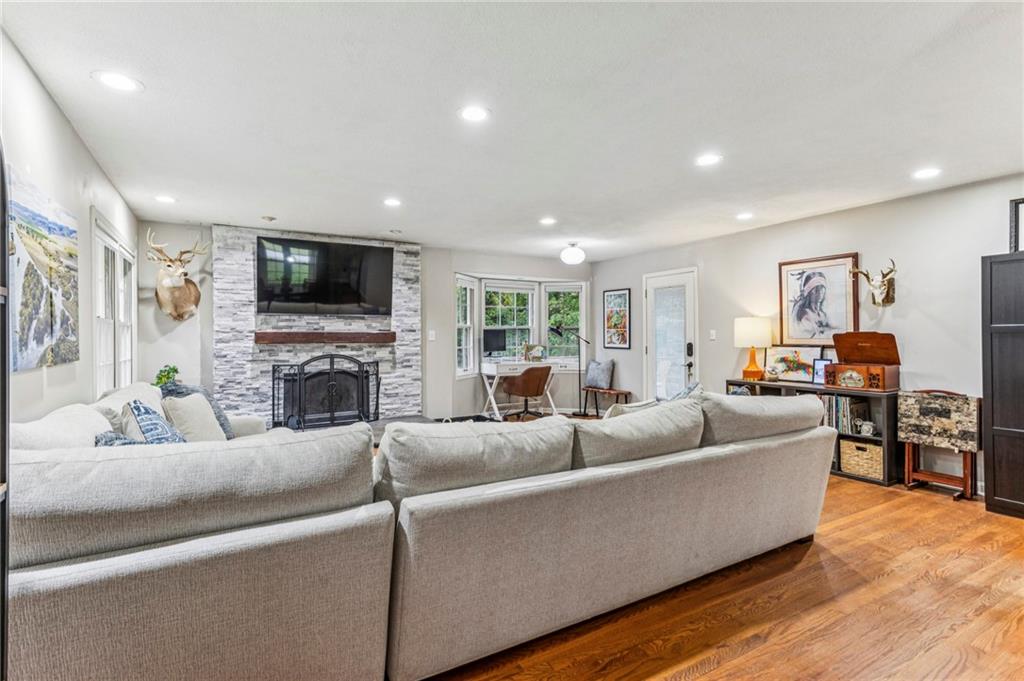 2592 Woodacres Road NE