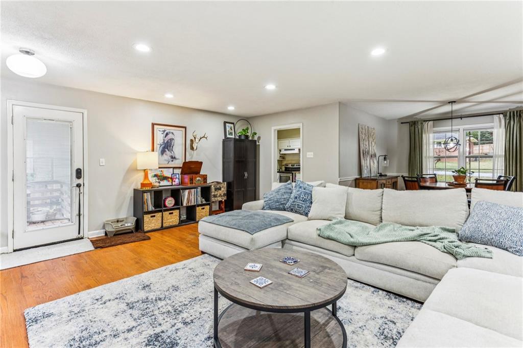 2592 Woodacres Road NE