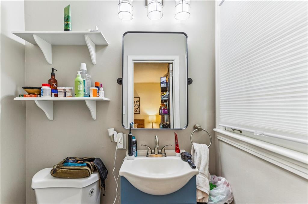 2592 Woodacres Road NE