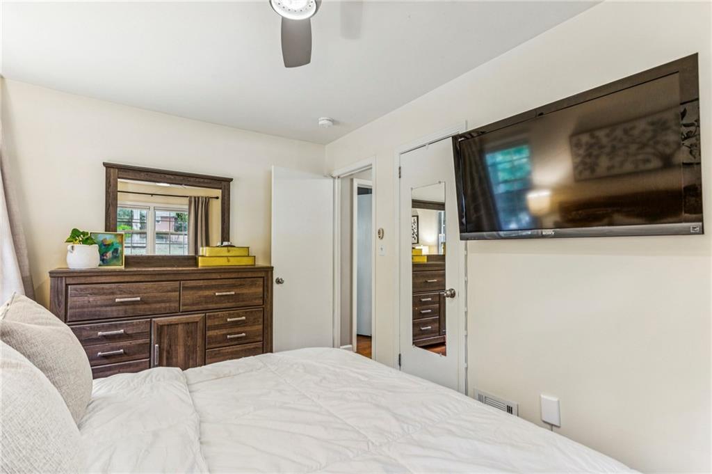 2592 Woodacres Road NE