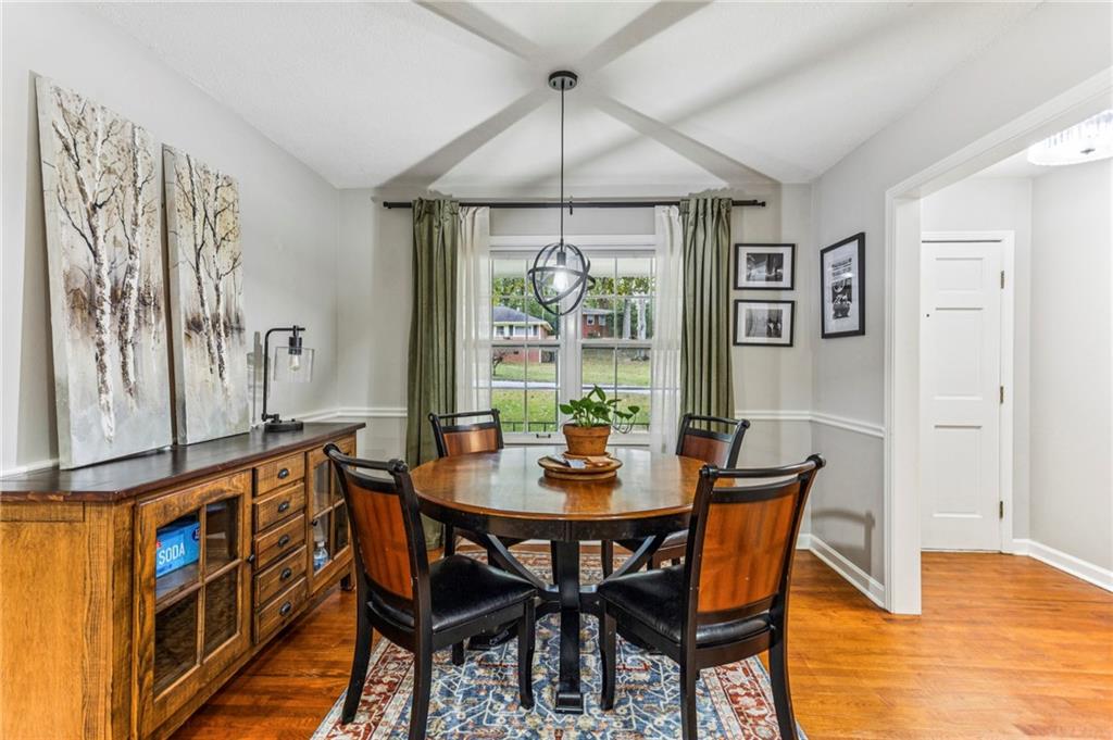 2592 Woodacres Road NE