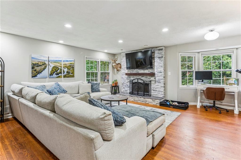 2592 Woodacres Road NE