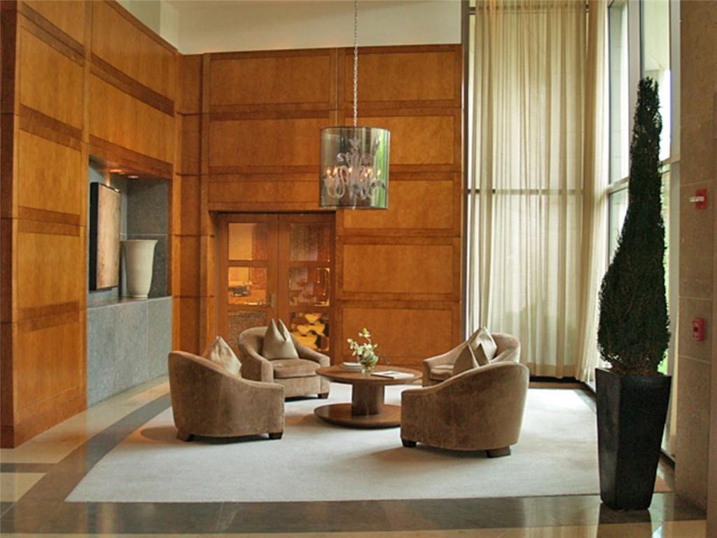 700 Park Regency Place NE