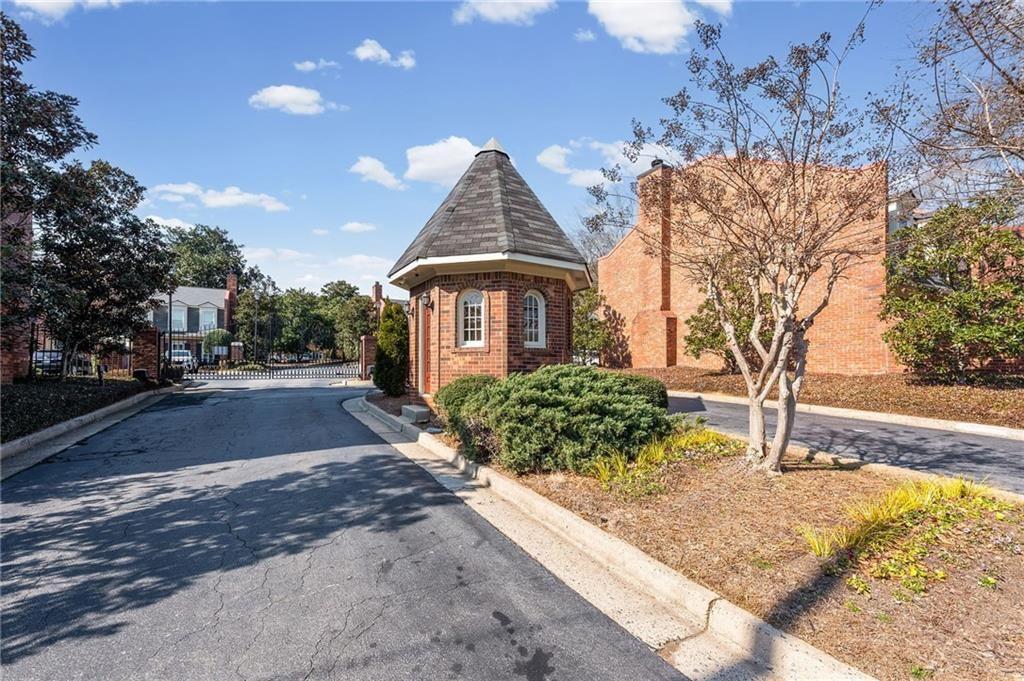 4 Queen Victoria Place NE