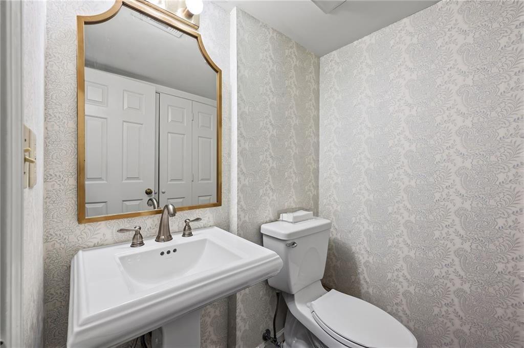 4 Queen Victoria Place NE