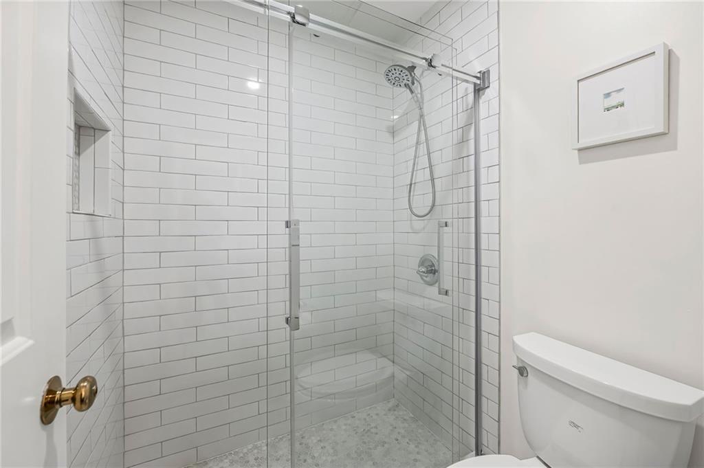 4 Queen Victoria Place NE